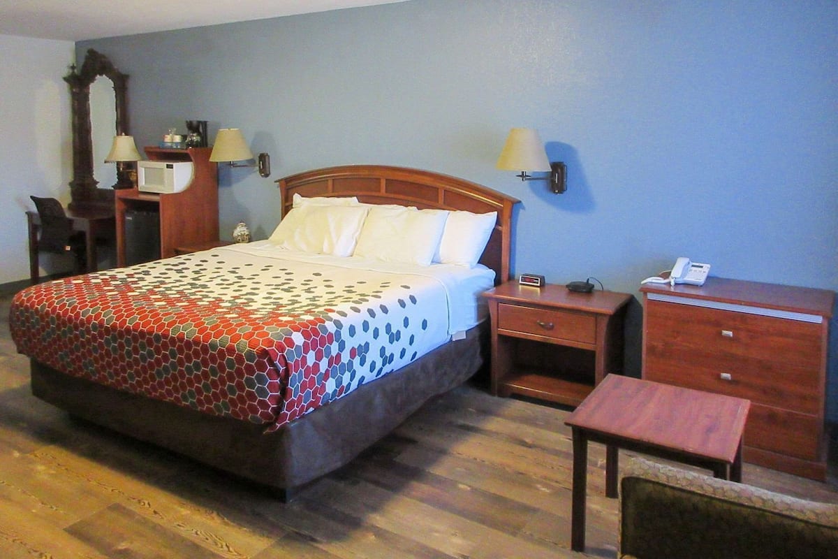 1 bedroom, hypo-allergenic bedding, desk, laptop workspace