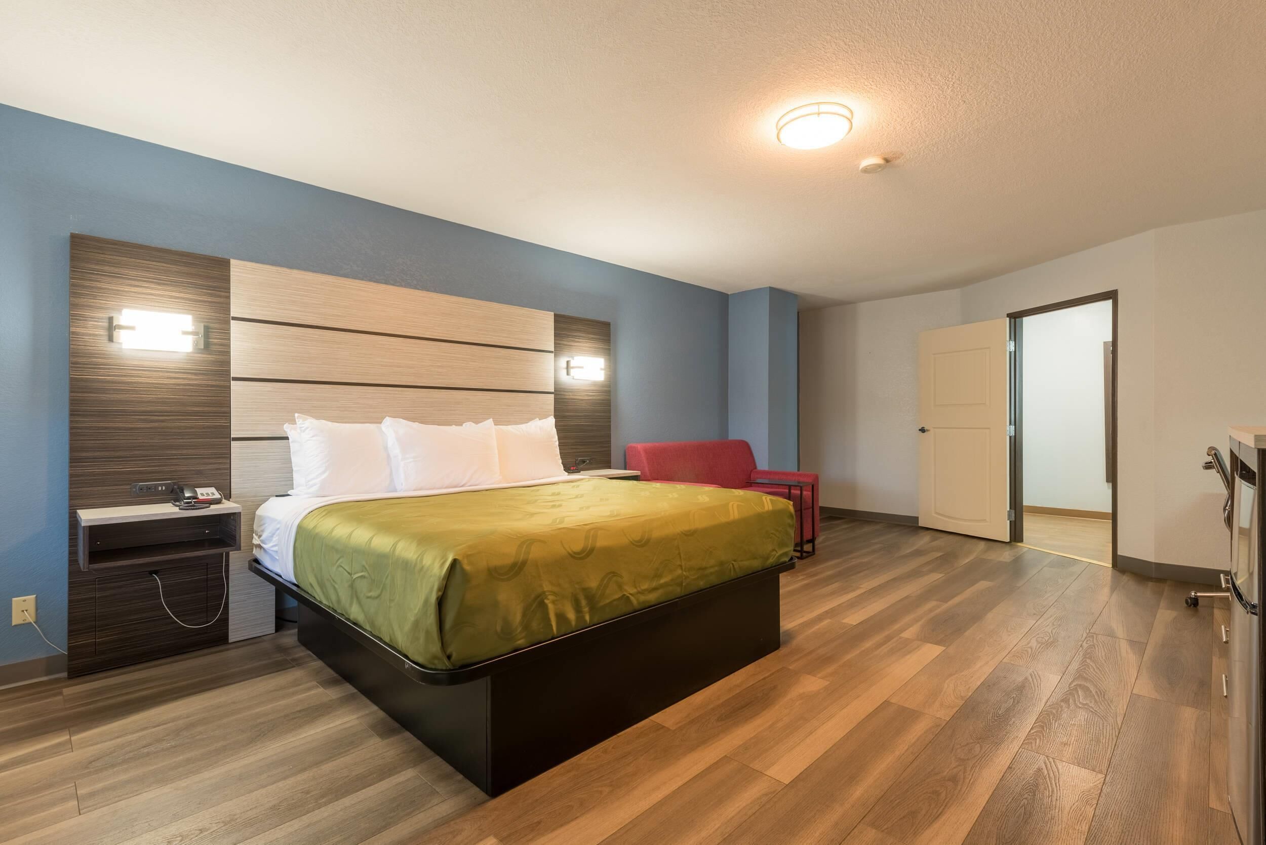 1 bedroom, hypo-allergenic bedding, desk, laptop workspace