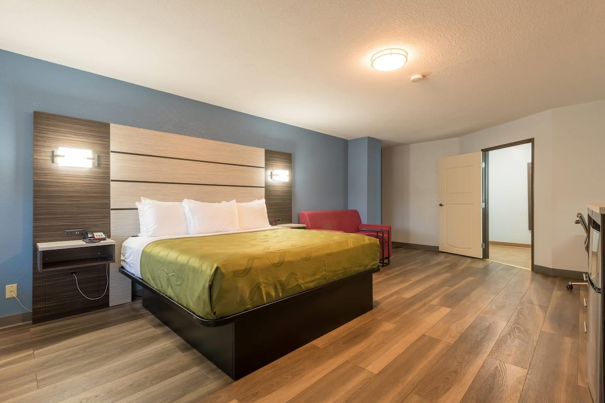 Habitación, 1 cama King size, para no fumadores | 1 habitación, ropa de cama hipoalergénica y escritorio