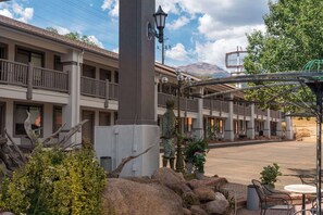 Situated amidst a serene landscape, this hotel offers a tranquil retreat with balconies and a mountain view.