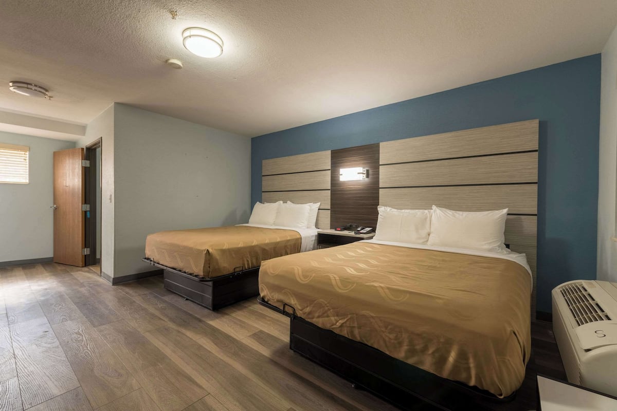 Kamer, 2 queensize bedden, toegankelijk voor mindervaliden, niet-roken (Pet Friendly, Bathtub) | 1 slaapkamer, hypoallergeen beddengoed, een bureau, een laptopwerkplek