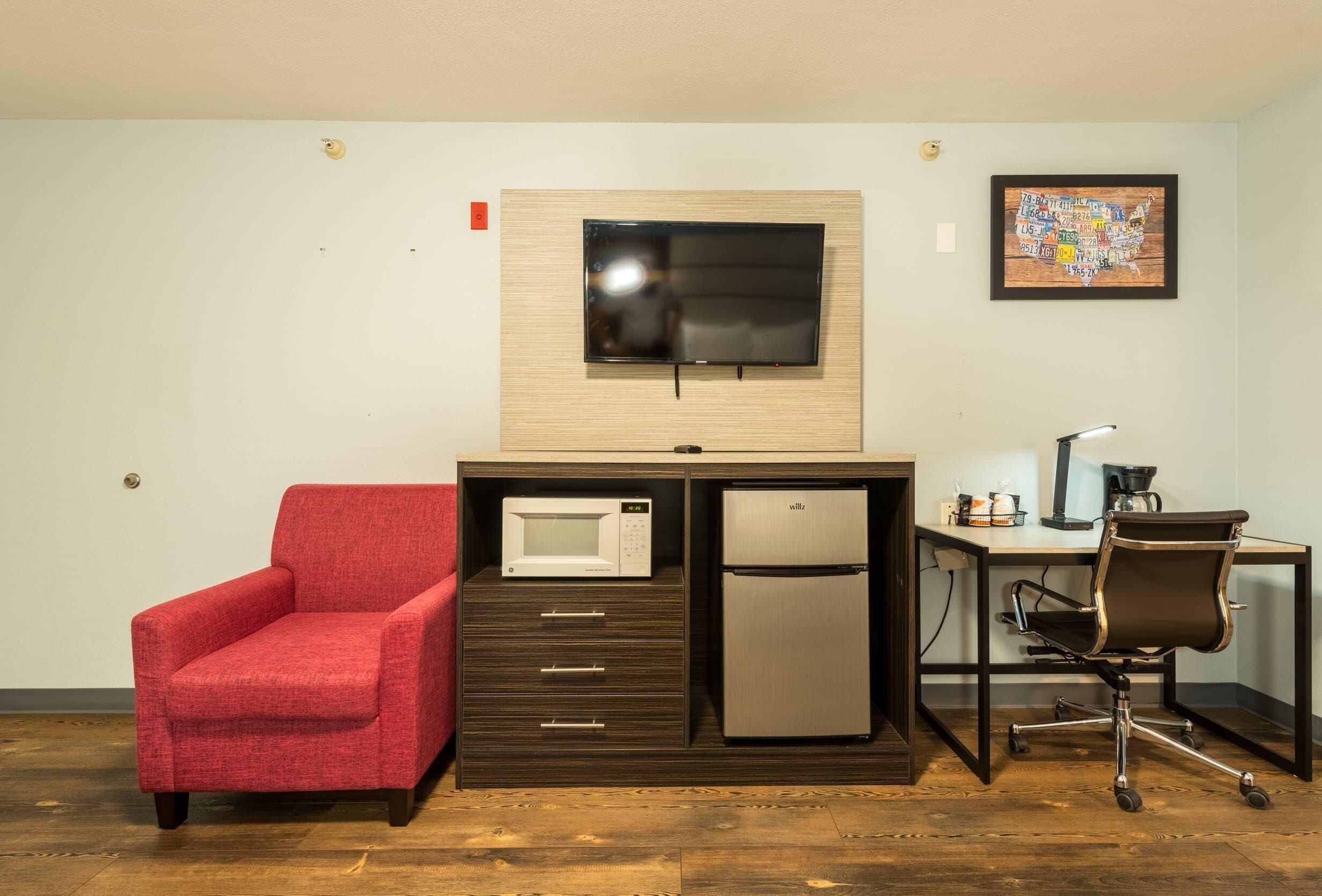 1 bedroom, hypo-allergenic bedding, desk, laptop workspace