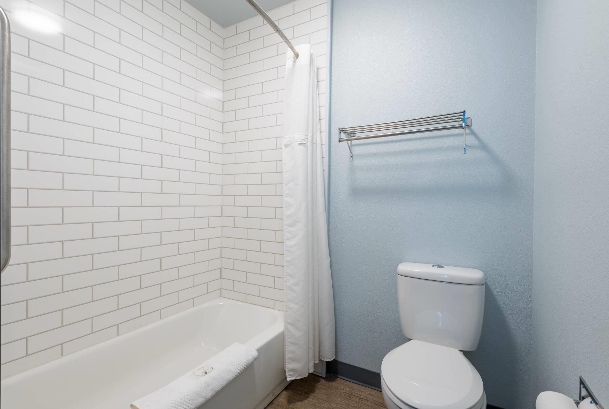 Ein Badezimmer mit einer weißen Badewanne, einer weißen Toilette und einer Duschvorhang.