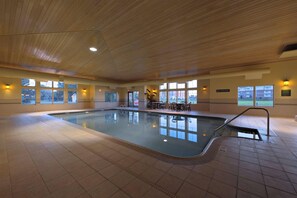 Indoor pool, pool loungers - Country Inn & Suites by Radisson, Grand Forks, ND (Grand Forks)