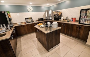 Free daily continental breakfast - Country Inn & Suites by Radisson, Grand Forks, ND (Grand Forks)