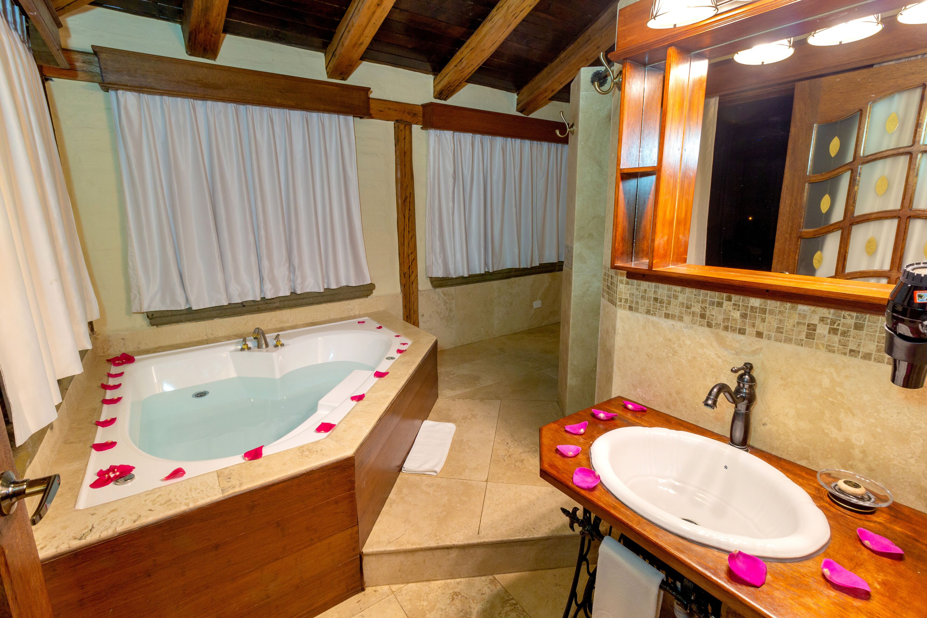 Ein Badezimmer mit einer großen Badewanne, einem Waschbecken und einer Duschkabine.