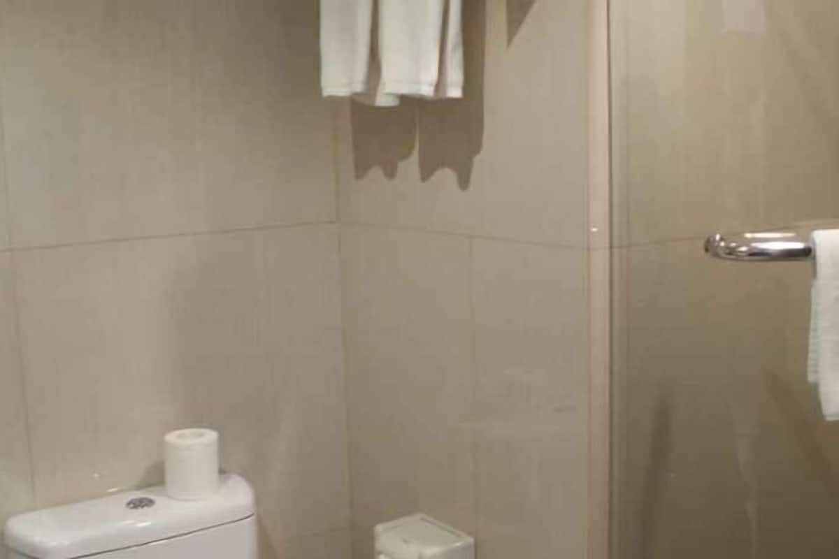 Badkamer | Een douche, een regendouche, gratis toiletartikelen, een haardroger