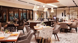 Petit déjeuner, déjeuner et dîner servis sur place
