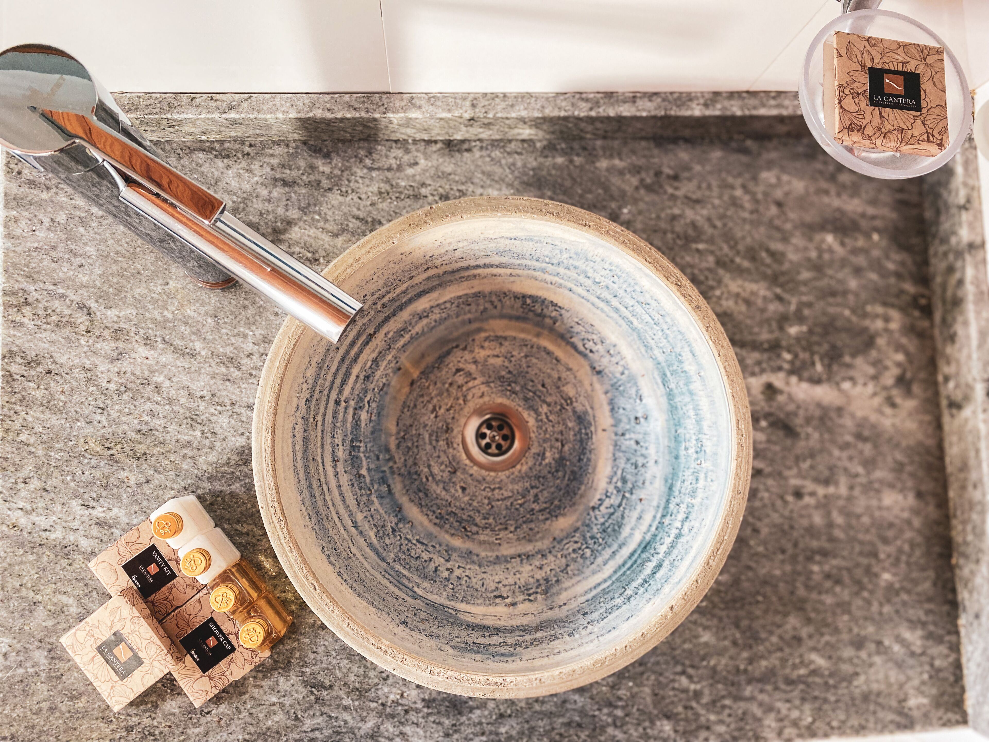 standard room | bathroom | combined shower/bathtub, deep-soaking bathtub, rainfall showerhead