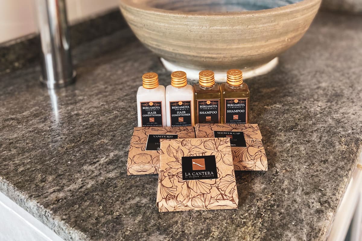 standard room | bathroom | combined shower/bathtub, deep-soaking bathtub, rainfall showerhead