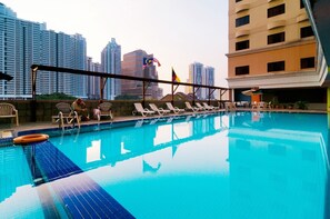 Hồ bơi ngoài trời