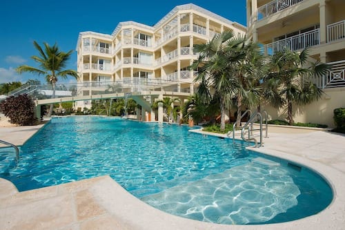 3 piscines extérieures, cabanons gratuits, parasols de plage
