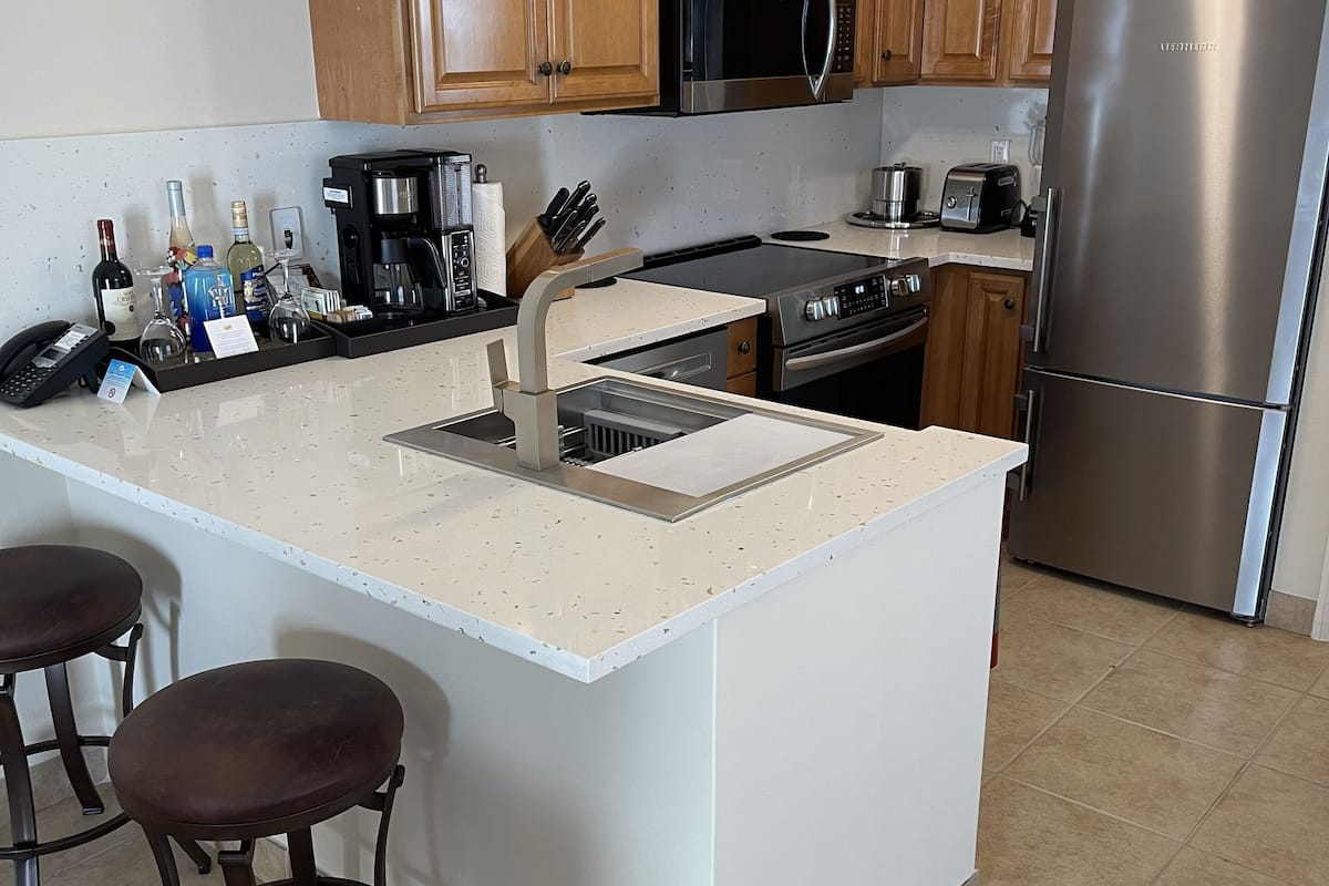 bungalow, 1 bedroom | private kitchen | full-sized fridge, microwave, oven, stovetop