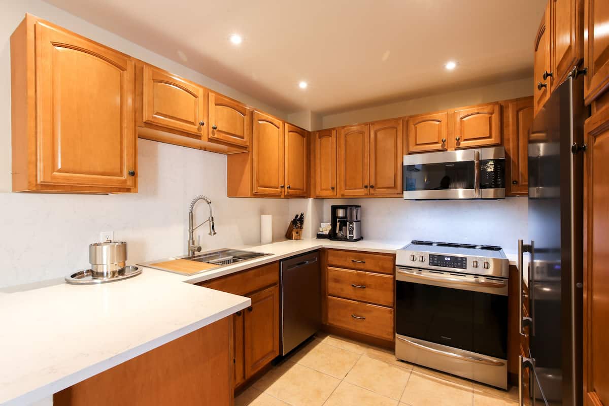 full-sized fridge, microwave, oven, stovetop