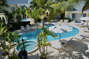 3 piscinas al aire libre, camas de piscina gratis, sombrillas