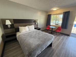 Premium Room, 1 Queen Bed | Soundproofing, free WiFi, bed sheets - Pine Needles Inn (Mount Shasta)