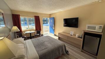 Classic Room, 1 Queen Bed | Soundproofing, free WiFi, bed sheets