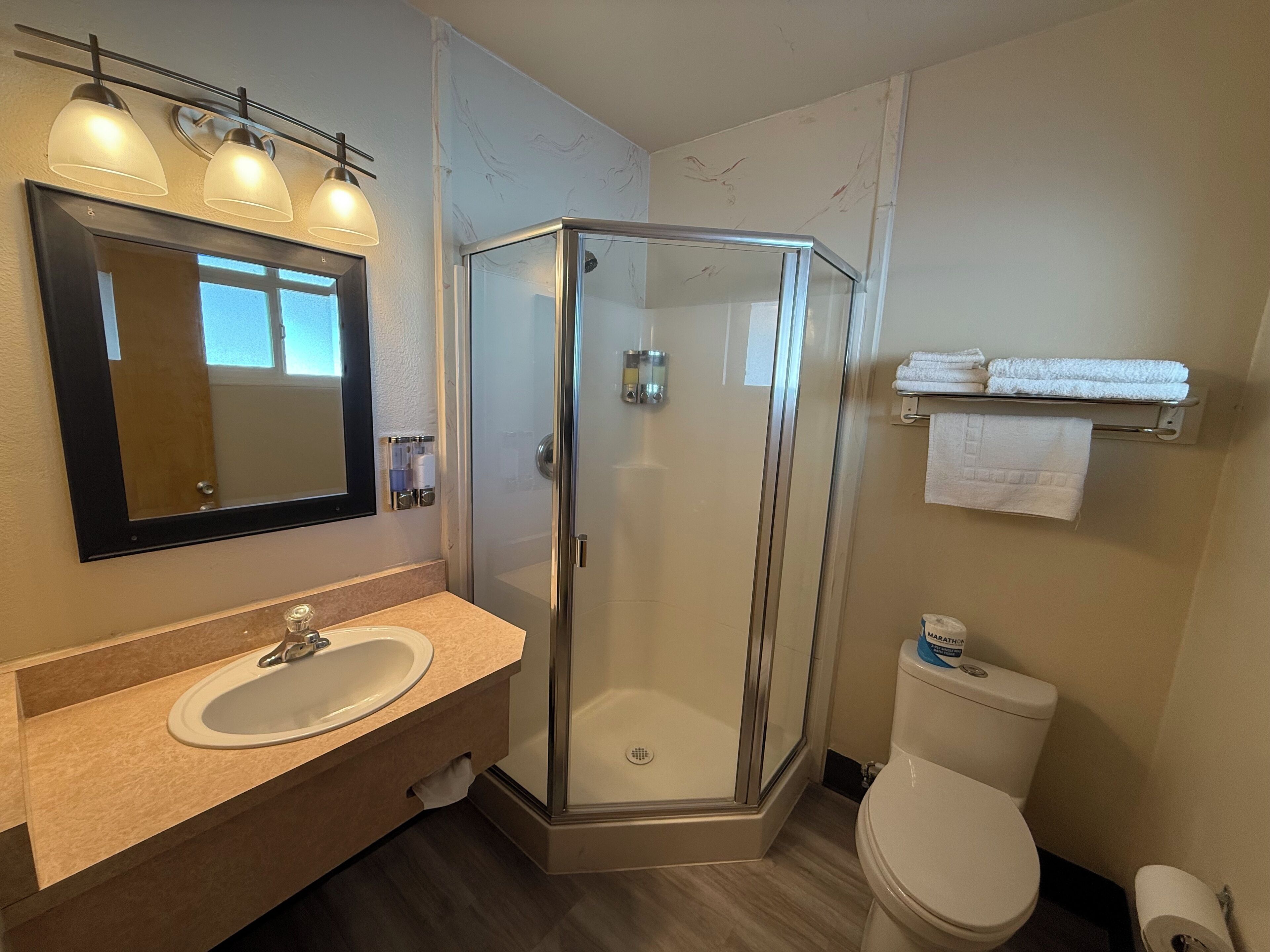 Shower, pengering rambut, handuk, dan sabun