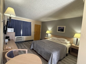 Signature Room, 1 King Bed - Pine Needles Inn (Mount Shasta)