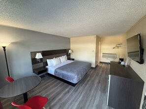 Premium Room, 1 King Bed | Soundproofing, free WiFi, bed sheets