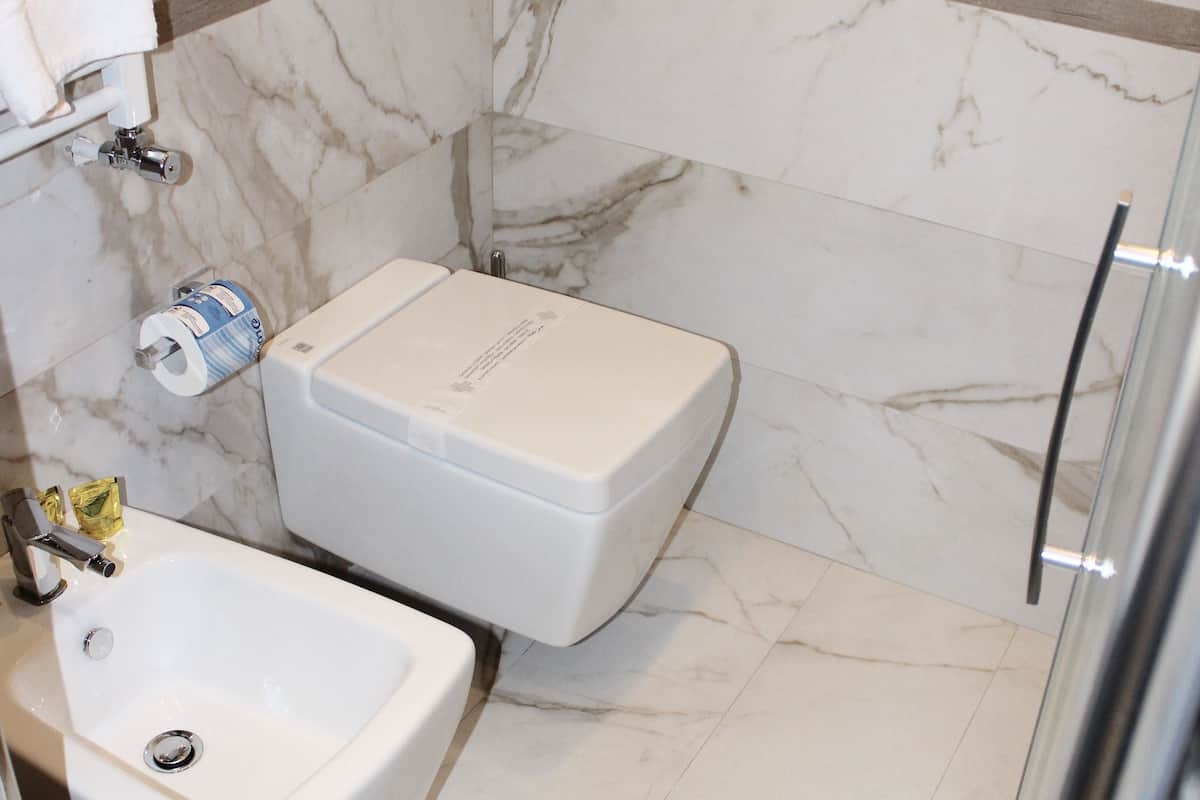 deluxe double room, non smoking, sea view | bathroom | shower, rainfall showerhead, free toiletries, hair dryer