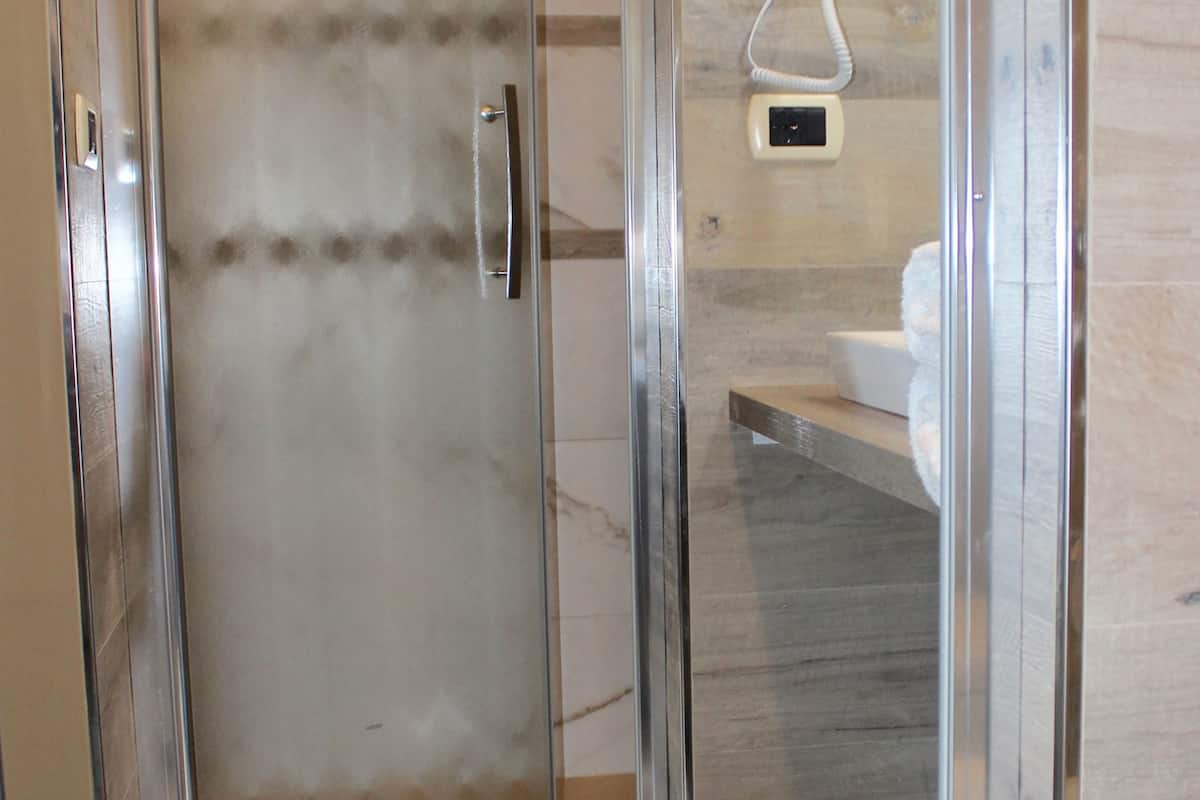 deluxe double room, non smoking, sea view | bathroom | shower, rainfall showerhead, free toiletries, hair dryer