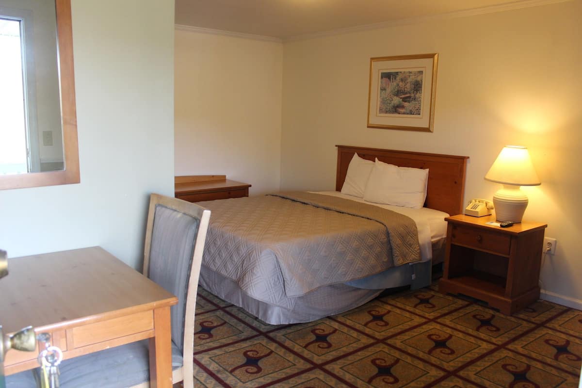 Standard Room, 1 Queen Bed