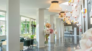 A spacious lobby with high ceilings, large windows, and a polished marble floor. -  Galzignano Resort Terme & Golf - Hotel Splendid (Galzignano Terme)