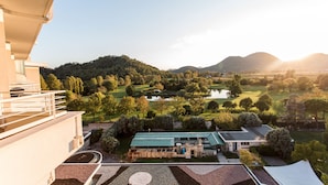 A hotel with a view of a golf course and mountains. -  Galzignano Resort Terme & Golf - Hotel Splendid (Galzignano Terme)