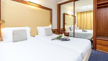 Suite | Minibar, in-room safe, free cribs/infant beds, rollaway beds