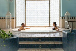 2 Innenpools, 3 Außenpools, Sonnenschirme, Liegestühle