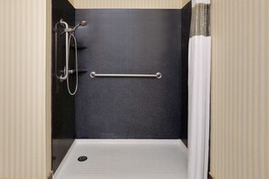 Chambre, 1 très grand lit, accessible aux personnes à mobilité réduite, non-fumeur (Mobility) | Salle de bain