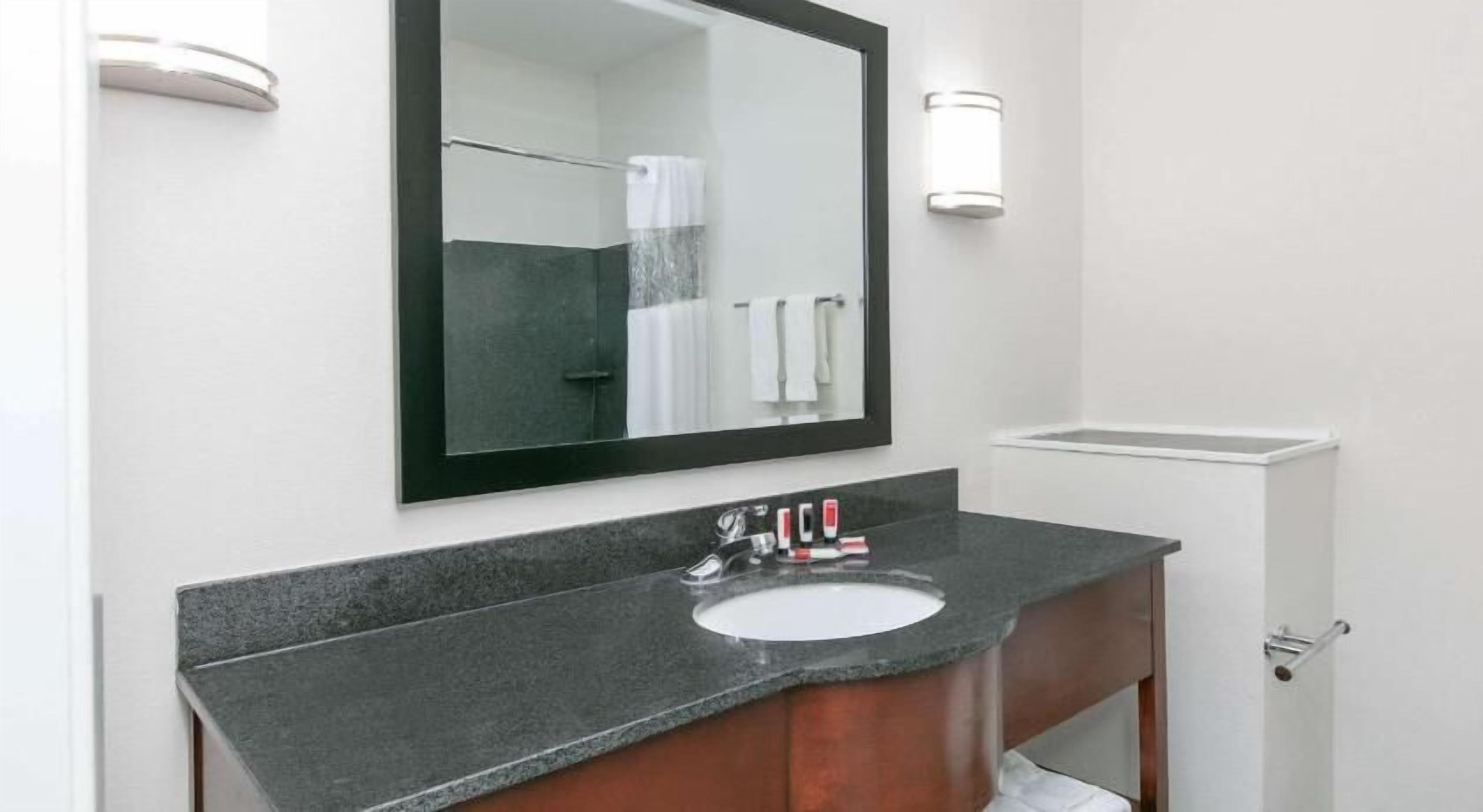 Baño | Amenidades de baño gratuitas, secadora de cabello, toallas 