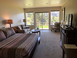 Comfort Studio Suite, 1 King Bed, Ocean View
