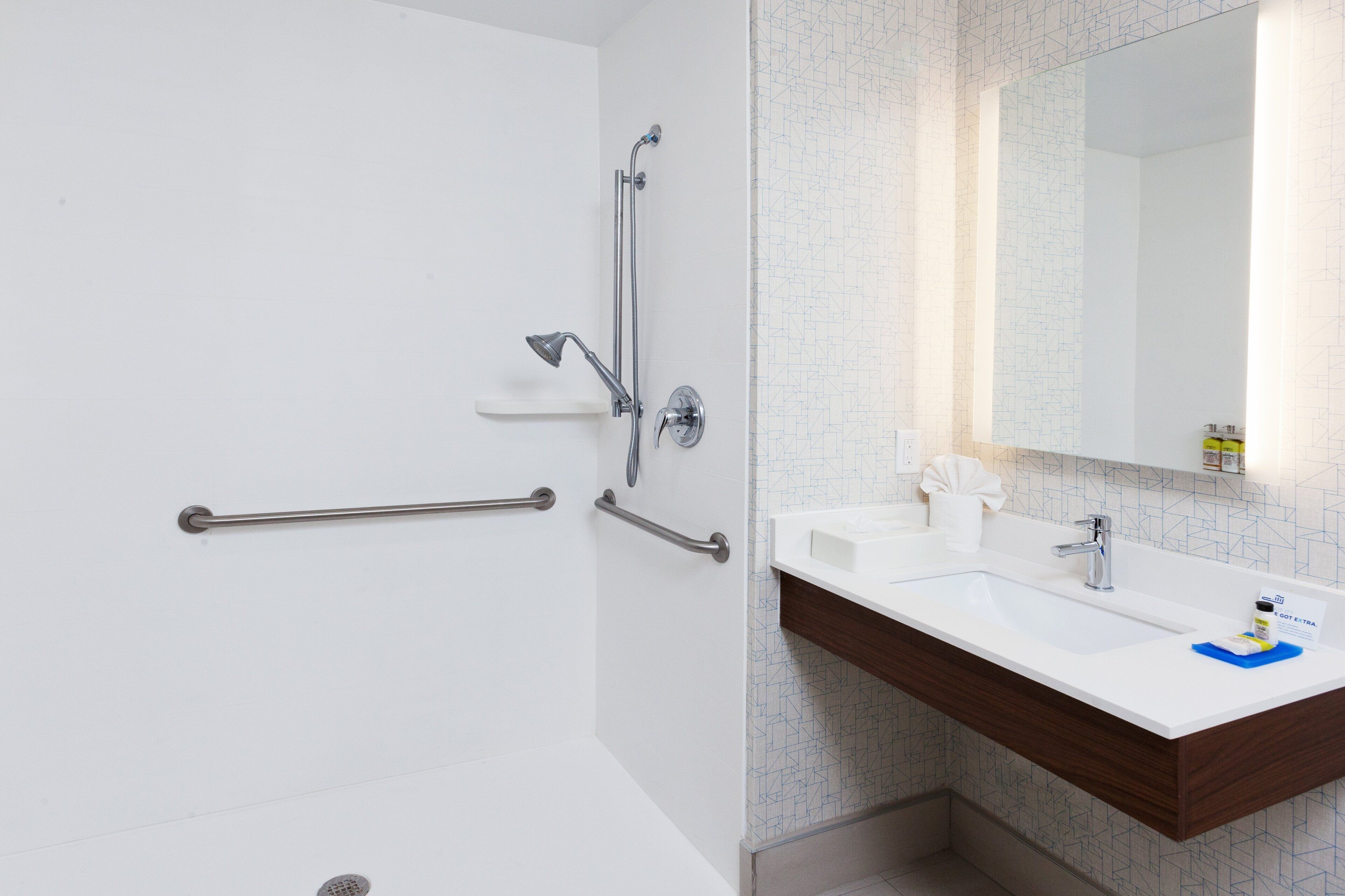 standard room, 2 queen beds, accessible (mobil roll shwr) | bathroom | free toiletries, hair dryer, towels, soap