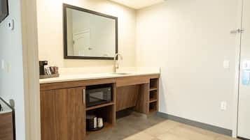 Geladeira, micro-ondas, cafeteira/chaleira