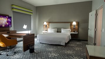 客房内保险箱、办公桌、笔记本电脑工作区、遮光窗帘