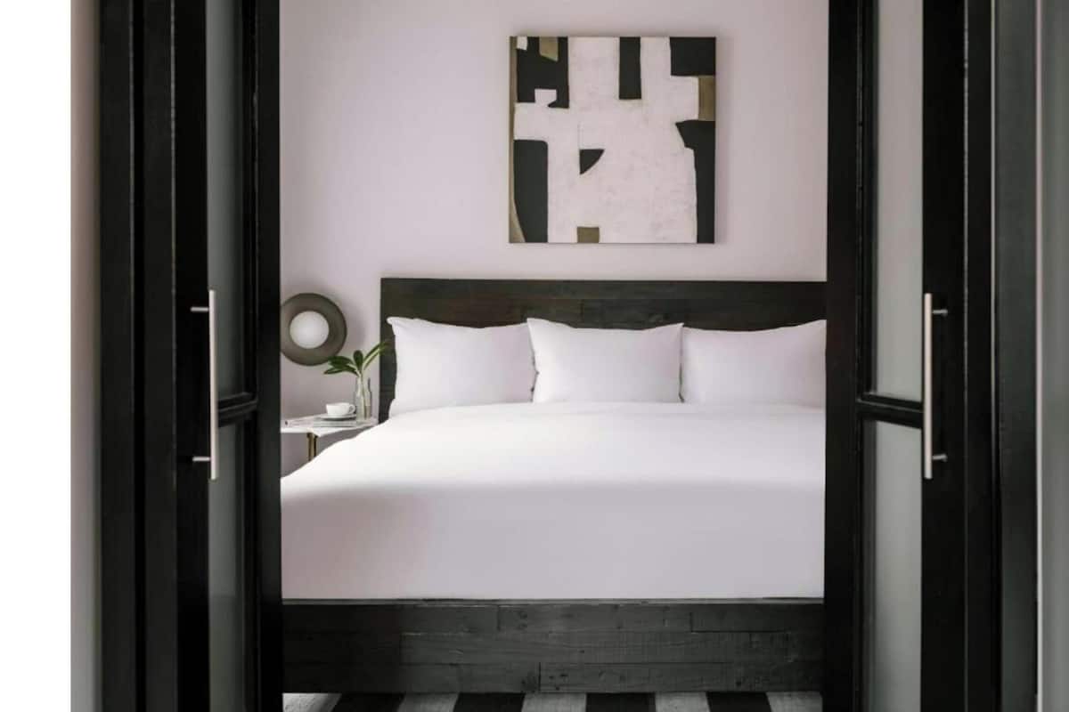 Suite, 1 King Bed with Sofa bed, Non Smoking