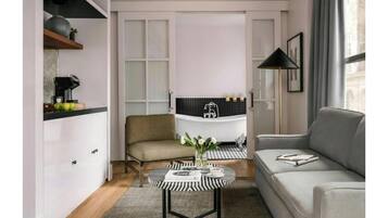 Phòng Suite, 1 giường cỡ king và sofa giường, không hút thuốc | Truy cập Internet tốc độ cao (có dây) miễn phí, bộ trải giường