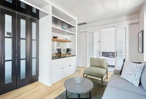 Deluxe Room, 1 King Bed with Sofa bed, Non Smoking | Desk, free wired internet, bed sheets - Duane Street Hotel Tribeca, Belvilla District 6 Formerly Sonder (New York)