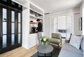 Habitación Deluxe, 1 cama King size y sofá cama, para no fumadores | Escritorio, internet por cable gratis y ropa de cama 