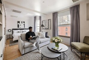 Chambre Deluxe, 1 très grand lit et 1 canapé-lit, non-fumeur | Bureau, accès à Internet câblé (inclus), literie fournie