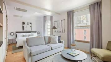 Camera Deluxe, 1 letto king con divano letto, non fumatori | Una scrivania, connessione Internet via cavo gratuita, lenzuola