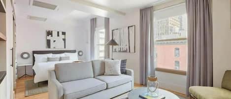 Habitación Deluxe, 1 cama King size y sofá cama, para no fumadores | Escritorio, internet por cable gratis y ropa de cama