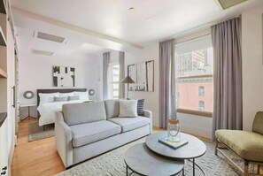 Chambre Deluxe, 1 très grand lit et 1 canapé-lit, non-fumeur | Bureau, accès à Internet câblé (inclus), literie fournie