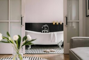 Suite, 1 King Bed with Sofa bed, Non Smoking | Desk, free wired Internet, bed sheets - Duane Street Hotel Tribeca, Belvilla District 6 Formerly Sonder (New York)