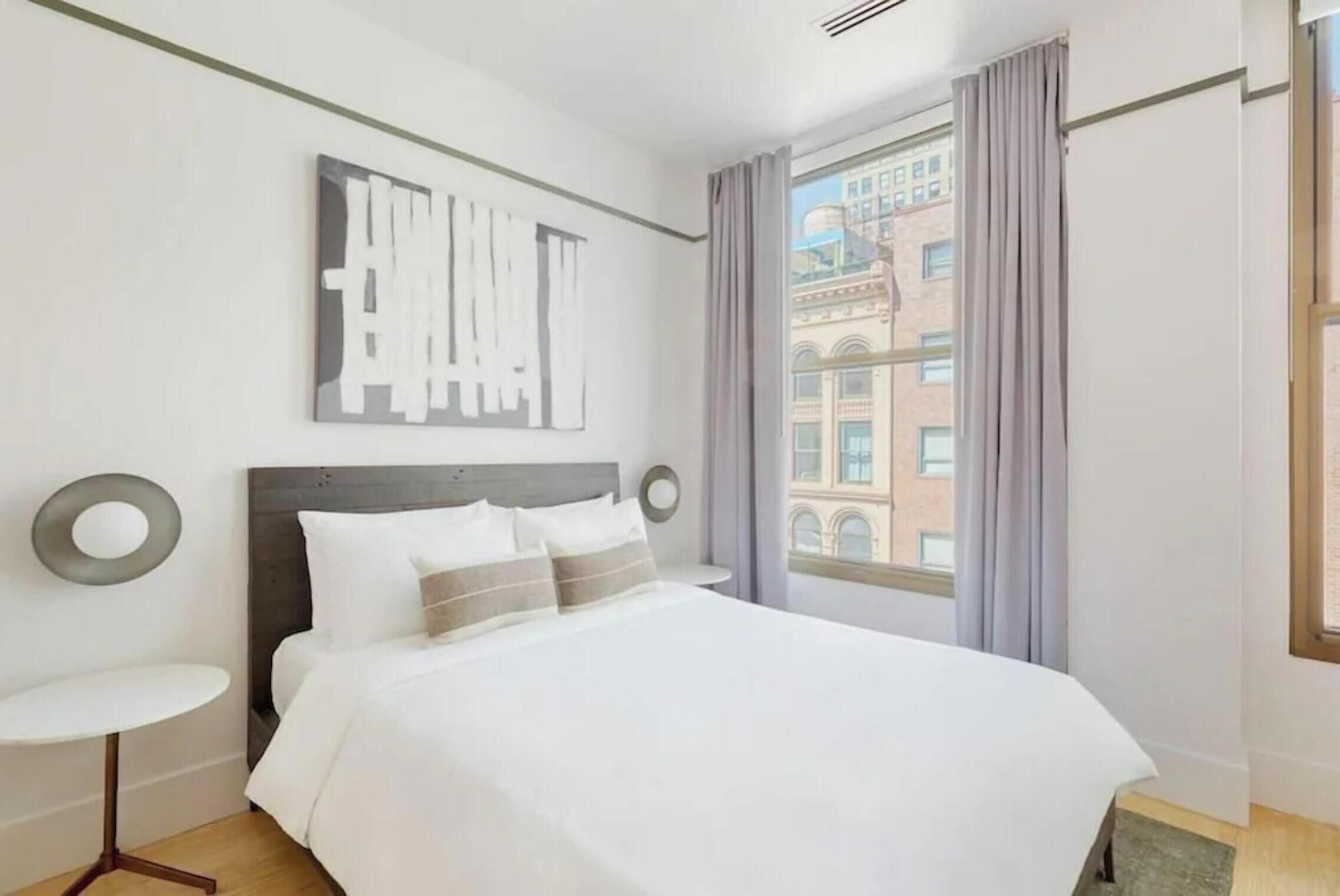 Chambre Deluxe, 1 très grand lit et 1 canapé-lit, non-fumeur | Bureau, accès à Internet câblé (inclus), literie fournie
