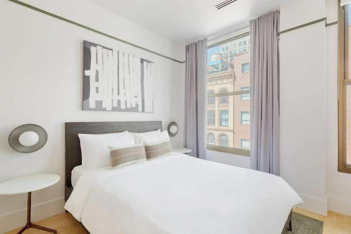 Chambre Deluxe, 1 trÚs grand lit et 1 canapé-lit, non-fumeur | Bureau, accÚs à Internet cùblé (inclus), literie fournie