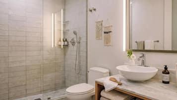 Habitación, 1 cama de matrimonio, no fumadores | Baño | Artículos de higiene personal de diseño, secador de pelo y toallas
