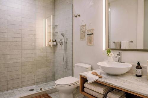 Room, 1 Queen Bed, Non Smoking | Bathroom